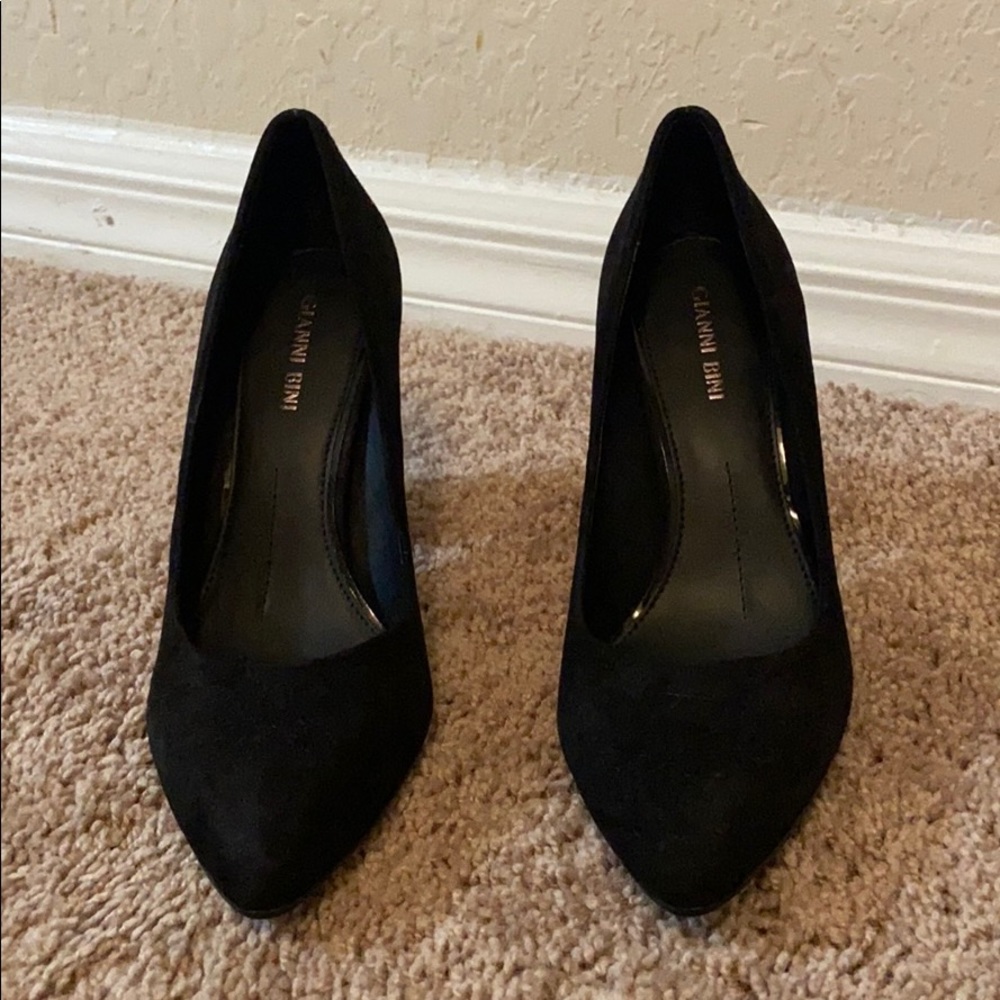 Gianni Bini black suede pointy heals
